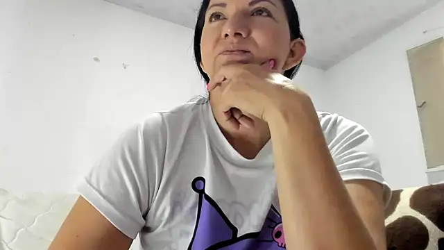 Snapshot of Angelblue_ chatting on 10/14/25, 01:34 Angelblue online show from 10/14/25, 01:34