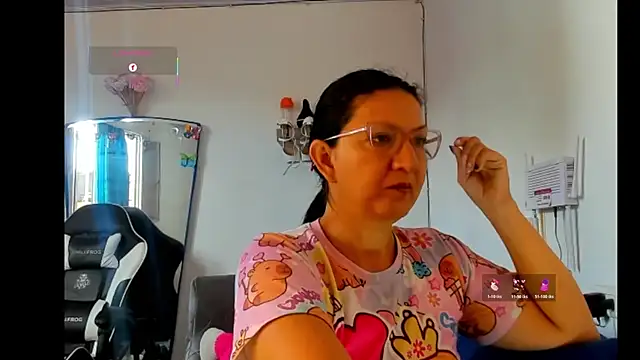 Snapshot of Angelblue_ chatting on 06/25/26, 02:21 Angelblue online show from 06/25/26, 02:21