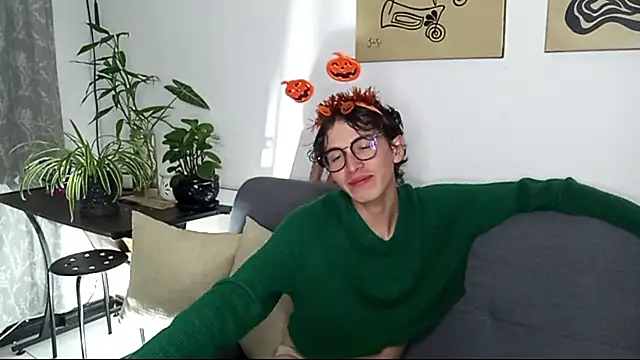 Snapshot of Norehg chatting on 10/12/25, 08:35 Norehg online show from 10/12/25, 08:35