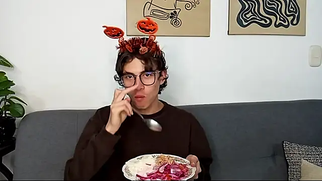 Snapshot of Norehg chatting on 10/17/25, 11:29 Norehg online show from 10/17/25, 11:29