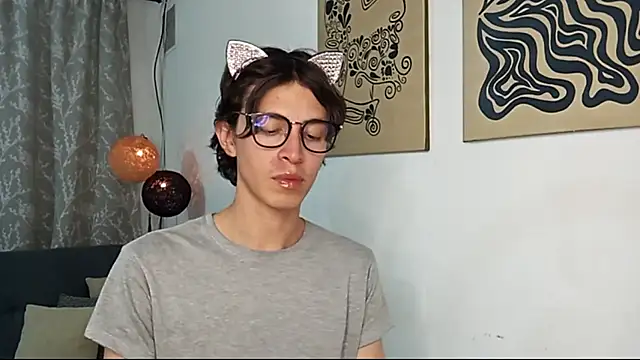 Snapshot of Norehg chatting on 10/19/25, 12:22 Norehg online show from 10/19/25, 12:22