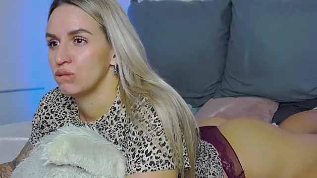 SofiJames online show from 10/31/25, 06:58