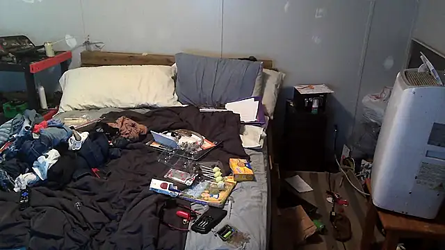 Snapshot of Bi_curious86 chatting on 10/25/25, 12:18 Bi curious86 online show from 10/25/25, 12:18