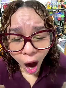 Snapshot of ROSALIALUCY chatting on 10/06/25, 12:24 ROSALIALUCY online show from 10/06/25, 12:24