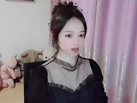 Snapshot of wwcc123 chatting on 11/06/25, 02:12 wwcc123 online show from 11/06/25, 02:12