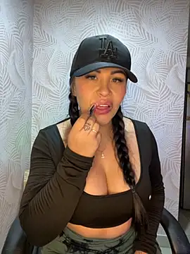 Snapshot of sexyyykloee chatting on 10/21/25, 02:56 sexyyykloee online show from 10/21/25, 02:56