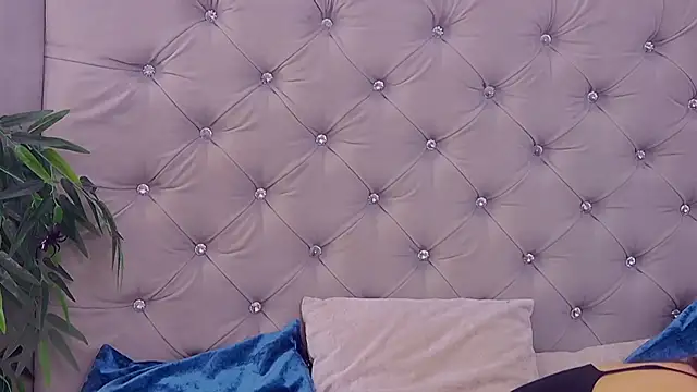 MeIisaLove online show from 10/04/25, 07:45