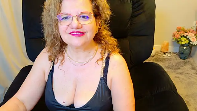 Snapshot of maggiemilff chatting on 05/18/26, 03:35 maggiemilff online show from 05/18/26, 03:35