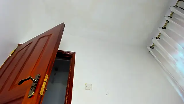 Snapshot of Z-O-E-Y chatting on 12/05/25, 11:30 Z-O-E-Y online show from 12/05/25, 11:30