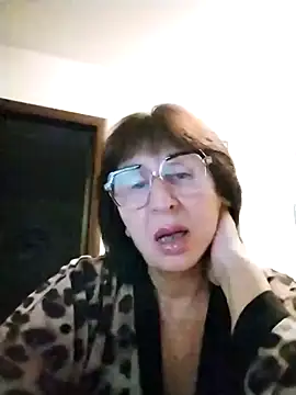 Snapshot of AlbinaXPretty chatting on 11/21/25, 03:11 AlbinaXPretty online show from 11/21/25, 03:11