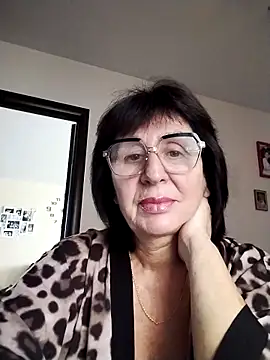 Snapshot of AlbinaXPretty chatting on 11/22/25, 10:25 AlbinaXPretty online show from 11/22/25, 10:25