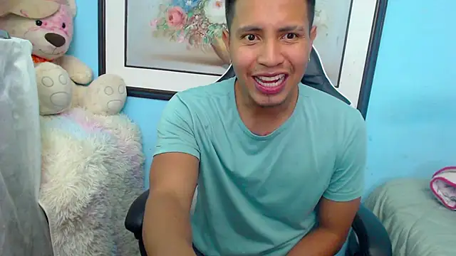 Snapshot of Luciana_and_Neitan chatting on 03/03/25, 10:42 Luciana and Neitan online show from 03/03/25, 10:42