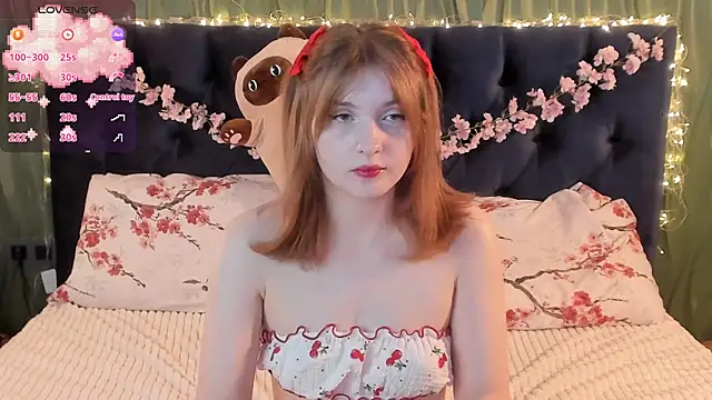 Snapshot of AliceLanley chatting on 07/08/26, 12:42 AliceLanley online show from 07/08/26, 12:42