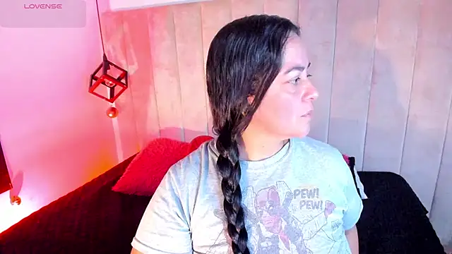 Snapshot of lucia_vonne_ chatting on 12/17/25, 08:15 lucia vonne online show from 12/17/25, 08:15