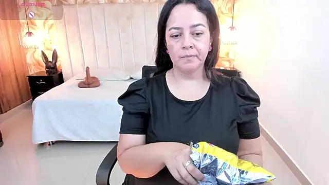 Snapshot of lucia_vonne_ chatting on 02/12/26, 08:26 lucia vonne online show from 02/12/26, 08:26