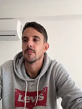 Snapshot of julian333 chatting on 03/15/25, 01:40 julian333 online show from 03/15/25, 01:40