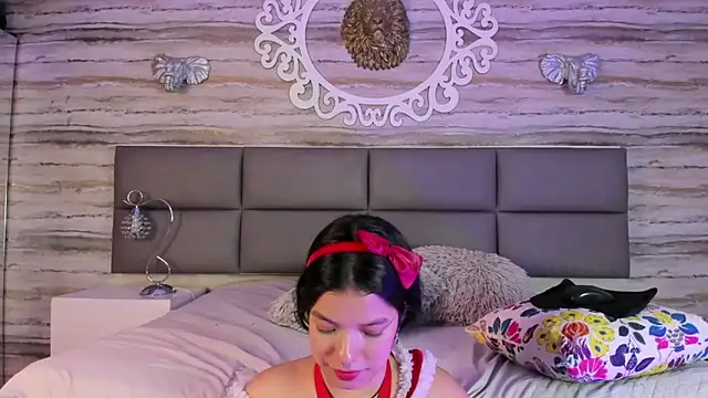 yungelitamor  online show from 12/25/24, 10:06