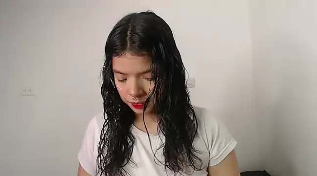 yungelitamor  online show from 01/06/25, 04:36