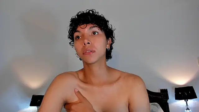 Snapshot of xhenisa_ chatting on 03/13/25, 01:54 xhenisa online show from 03/13/25, 01:54