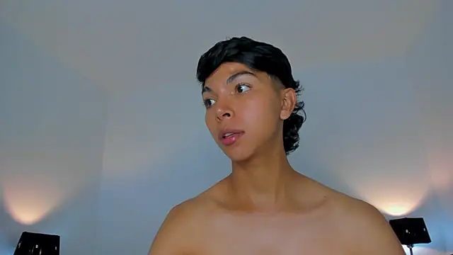 Snapshot of xhenisa_ chatting on 04/10/26, 01:44 xhenisa online show from 04/10/26, 01:44