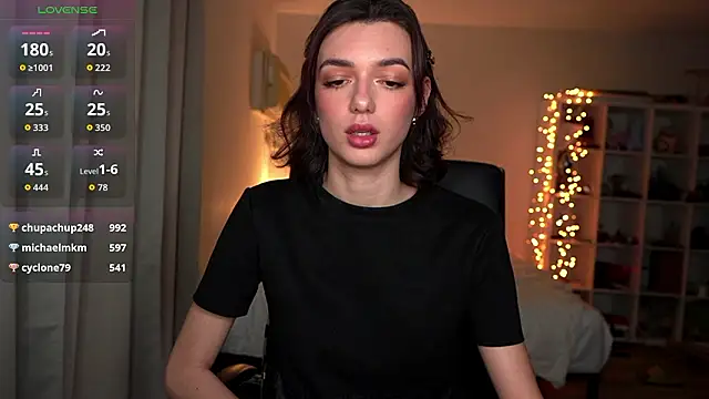 Snapshot of olivia_jeas chatting on 02/17/26, 12:18 olivia jeas online show from 02/17/26, 12:18