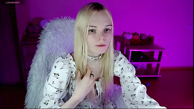 Snapshot of Emily_Nyaffee chatting on 12/15/24, 10:47 Emily Nyaffee online show from 12/15/24, 10:47