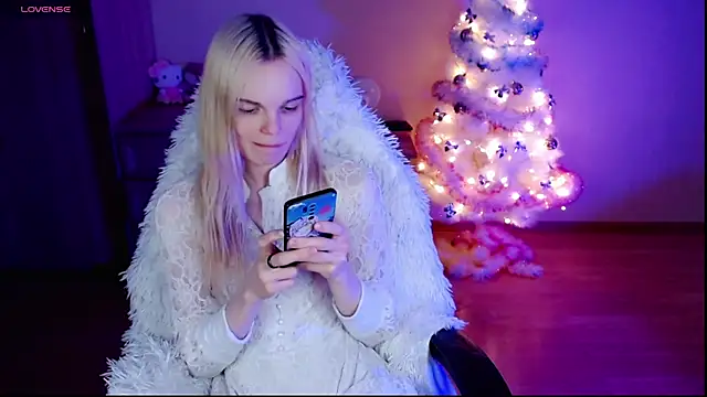 Snapshot of Emily_Nyaffee chatting on 12/23/24, 12:25 Emily Nyaffee online show from 12/23/24, 12:25