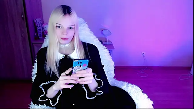 Snapshot of Emily_Nyaffee chatting on 01/28/25, 01:08 Emily Nyaffee online show from 01/28/25, 01:08