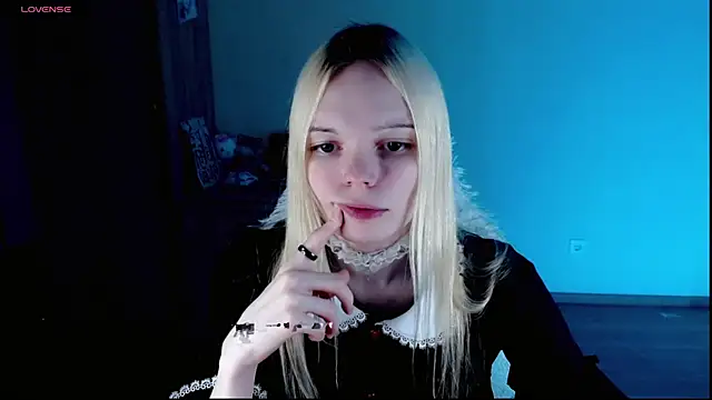 Snapshot of Emily_Nyaffee chatting on 02/21/25, 01:22 Emily Nyaffee online show from 02/21/25, 01:22