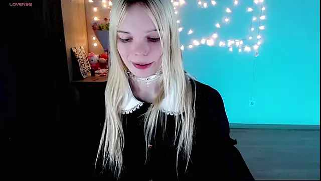 Snapshot of Emily_Nyaffee chatting on 02/23/25, 02:29 Emily Nyaffee online show from 02/23/25, 02:29