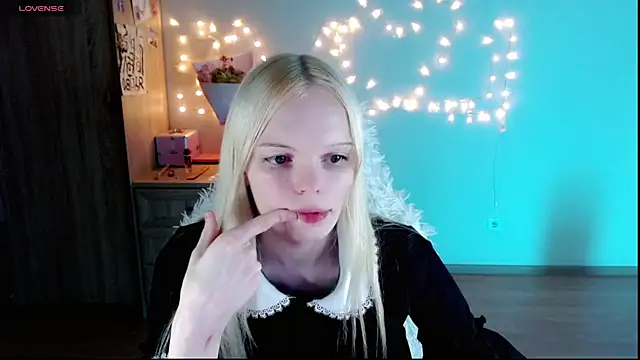 Snapshot of Emily_Nyaffee chatting on 03/03/25, 06:33 Emily Nyaffee online show from 03/03/25, 06:33