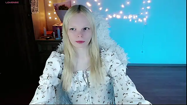 Snapshot of Emily_Nyaffee chatting on 03/19/25, 07:27 Emily Nyaffee online show from 03/19/25, 07:27