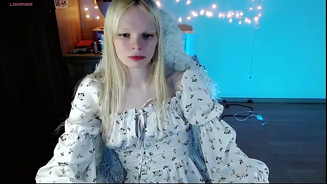 Snapshot of Emily_Nyaffee chatting on 03/21/25, 10:50 Emily Nyaffee online show from 03/21/25, 10:50