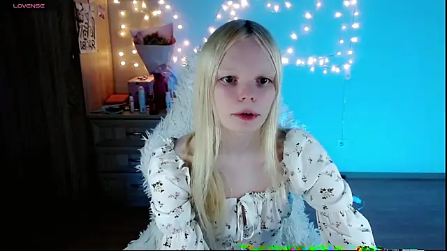 Snapshot of Emily_Nyaffee chatting on 03/22/25, 10:48 Emily Nyaffee online show from 03/22/25, 10:48