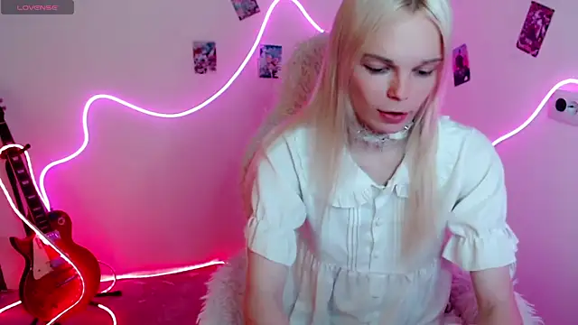 Snapshot of Emily_Nyaffee chatting on 09/08/25, 02:27 Emily Nyaffee online show from 09/08/25, 02:27