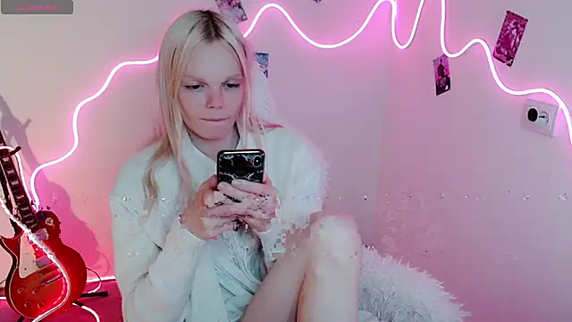 Snapshot of Emily_Nyaffee chatting on 09/23/25, 09:01 Emily Nyaffee online show from 09/23/25, 09:01