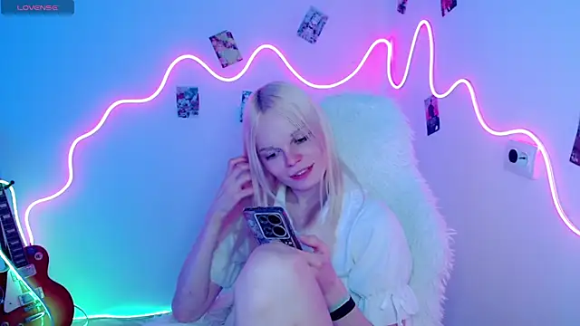 Snapshot of Emily_Nyaffee chatting on 10/19/25, 05:13 Emily Nyaffee online show from 10/19/25, 05:13