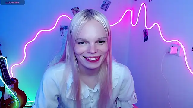 Snapshot of Emily_Nyaffee chatting on 10/23/25, 02:44 Emily Nyaffee online show from 10/23/25, 02:44