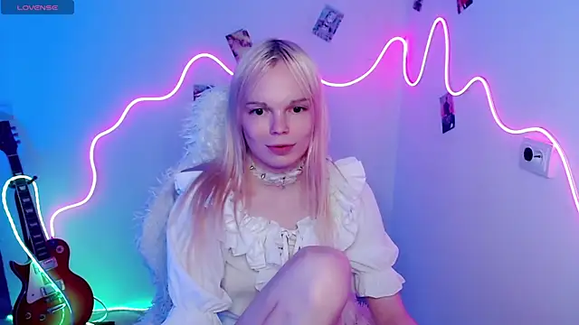 Snapshot of Emily_Nyaffee chatting on 10/31/25, 05:25 Emily Nyaffee online show from 10/31/25, 05:25