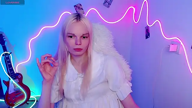 Snapshot of Emily_Nyaffee chatting on 11/06/25, 08:32 Emily Nyaffee online show from 11/06/25, 08:32