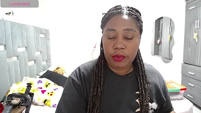 Snapshot of thickebonymilfF chatting on 04/19/26, 04:01 thickebonymilfF online show from 04/19/26, 04:01