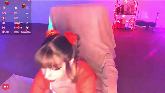 Snapshot of PetiteAngel666 chatting on 12/18/25, 09:26 PetiteAngel666 online show from 12/18/25, 09:26