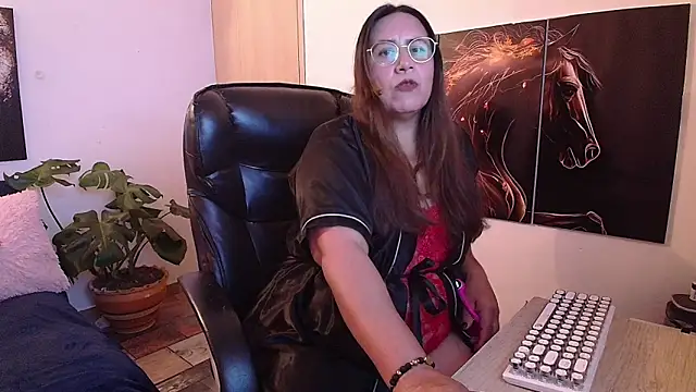 Snapshot of amalia_brunette chatting on 06/20/26, 11:29 amalia brunette online show from 06/20/26, 11:29