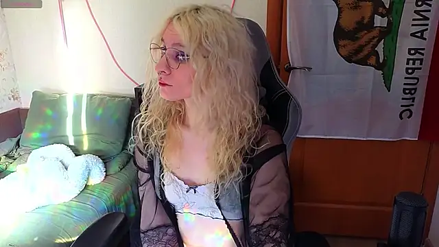 Snapshot of Lori_Myaf chatting on 04/14/26, 02:12 Lori Myaf online show from 04/14/26, 02:12