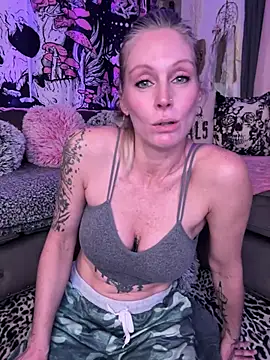 ItsDanniG online show from 02/24/25, 06:36