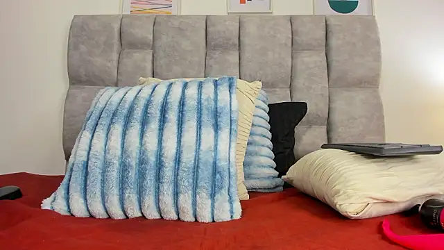 TiffanyFox1 online show from 02/05/26, 11:04