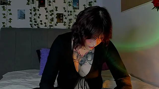 miss Lizzy online show from 12/28/24, 04:19