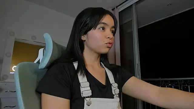 Snapshot of Olivia_xd_ chatting on 12/08/24, 01:02 Olivia xd online show from 12/08/24, 01:02