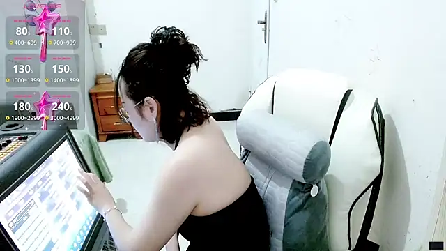 -orange  online show from 03/18/25, 02:47