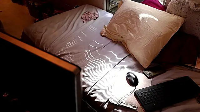 Snapshot of xxpixeyxx chatting on 10/15/25, 04:29 xxpixeyxx online show from 10/15/25, 04:29